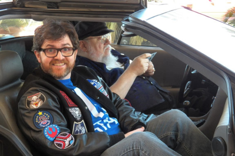 Ernest Cline és George R.R. Martin egy DeLoreanben ülnek.