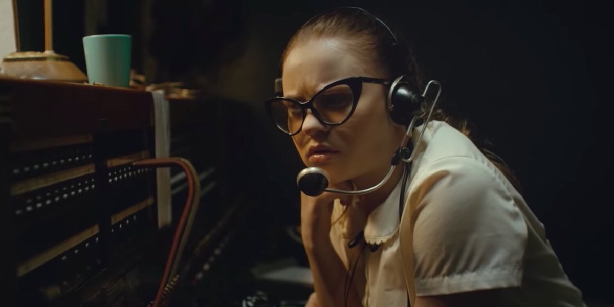 Fay telefonon beszél - The Vast of night jelenet