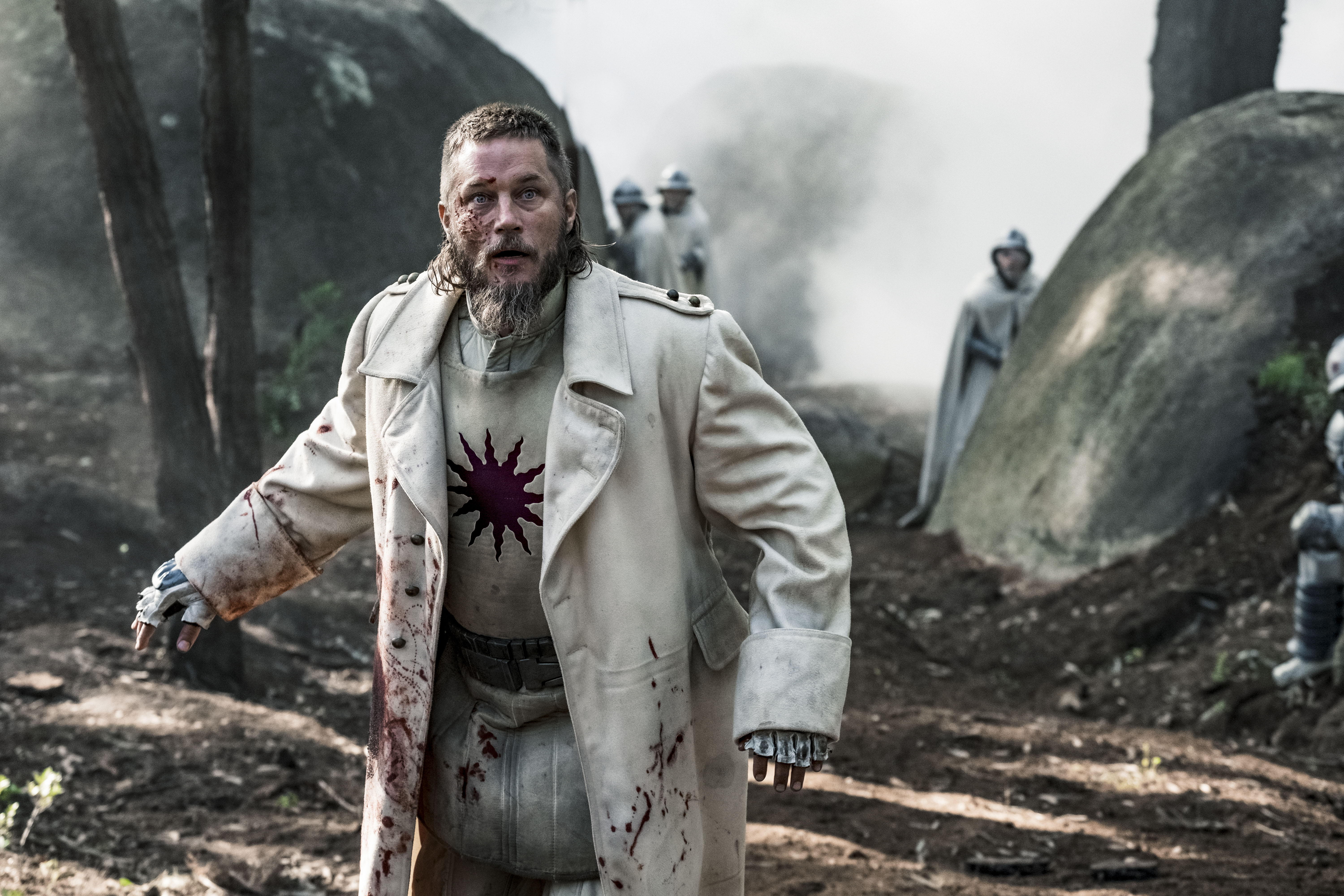 Marcus félelemmel néz valamit maga előtt