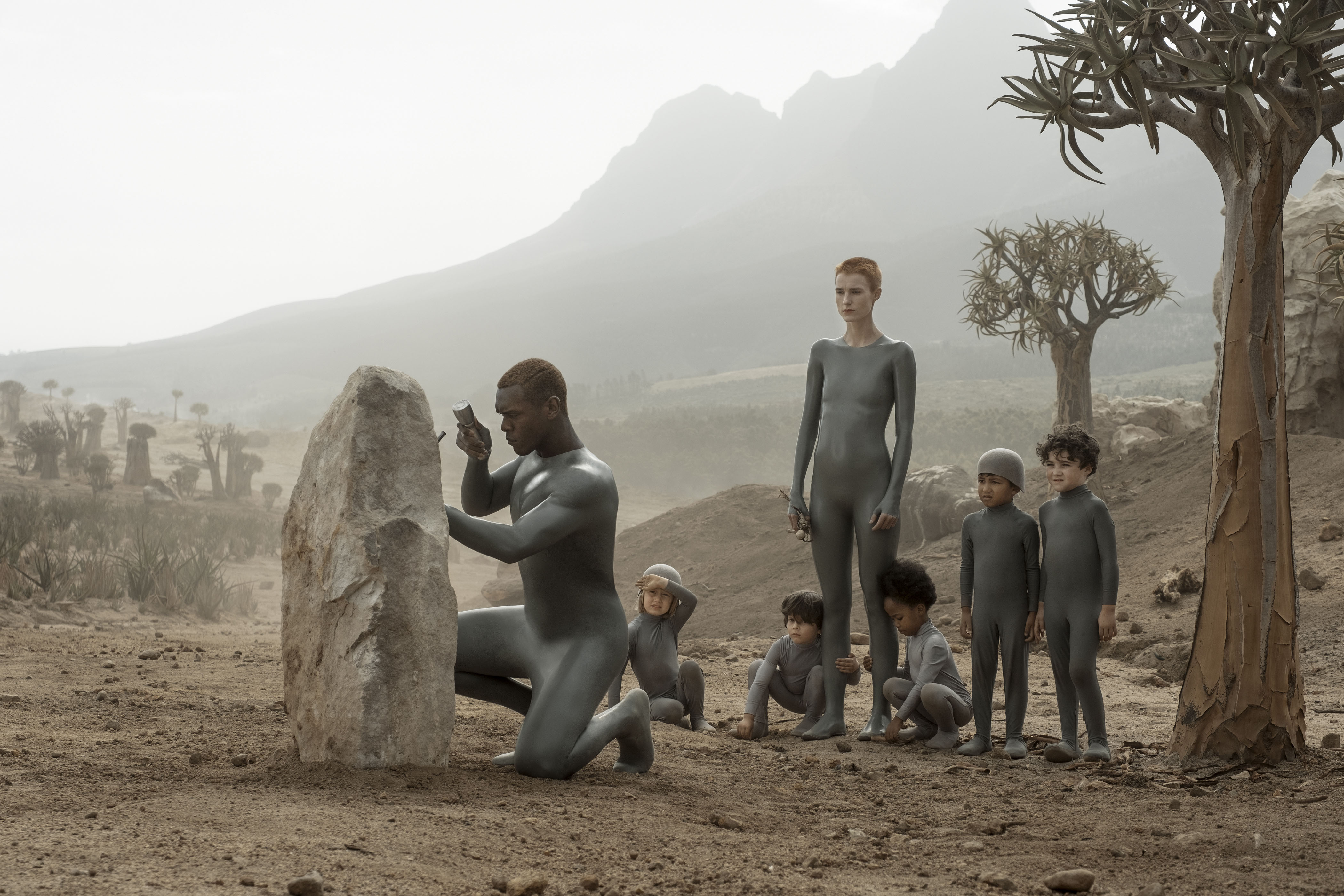 A farkas gyermekei jelenet, amin anya a gyerekekkel figyelik apát