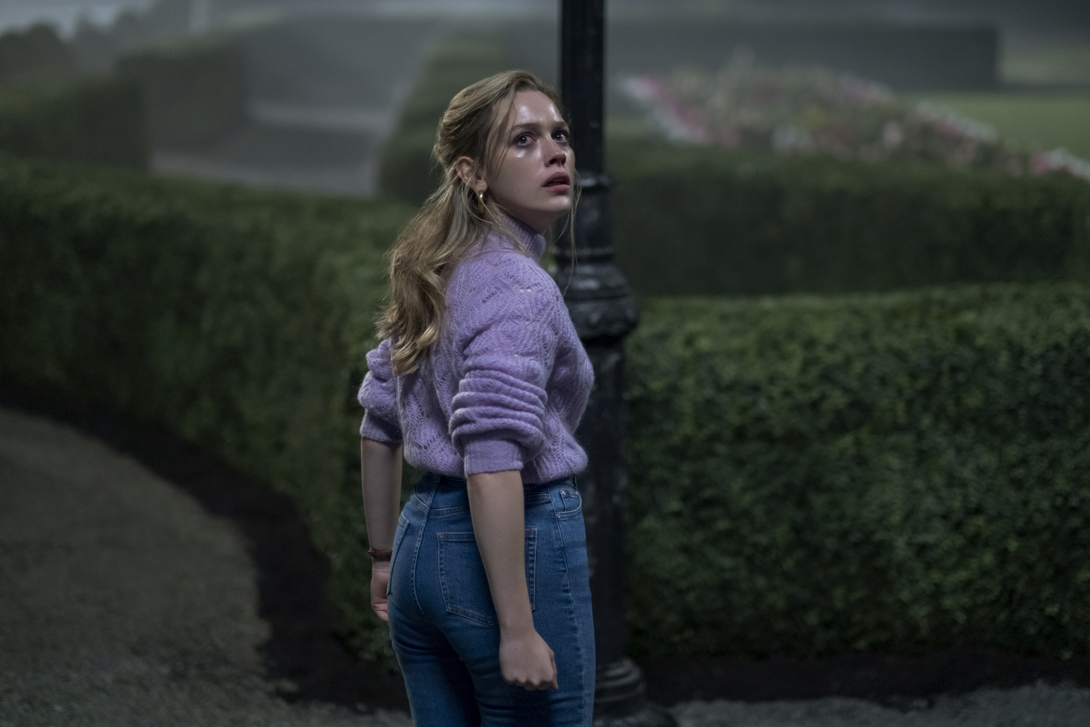 THE HAUNTING OF BLY MANOR (L to R) VICTORIA PEDRETTI as DANI in THE HAUNTING OF BLY MANOR Cr. EIKE SCHROTER/NETFLIX © 2020