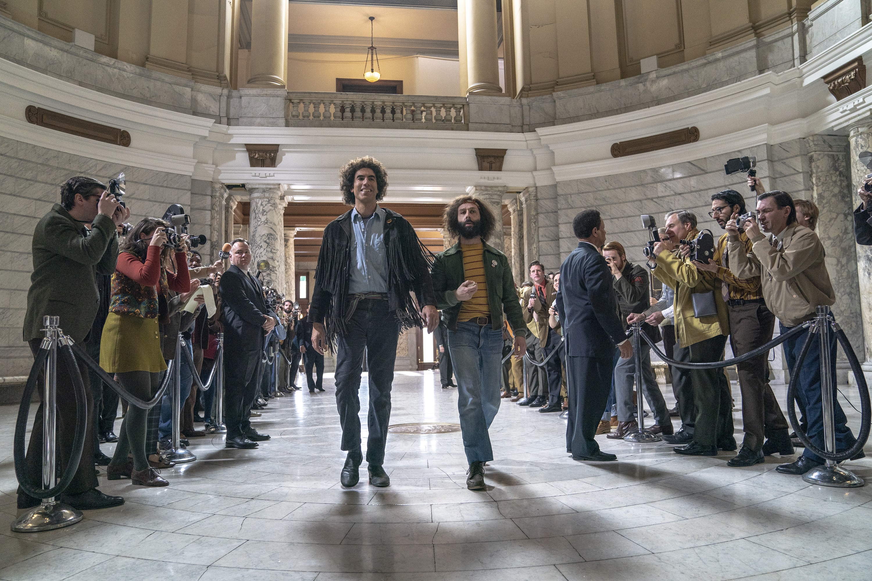 THE TRIAL OF THE CHICAGO 7 (L to R) SACHA BARON COHEN as Abbie Hoffman, JEREMY STRONG as Jerry Rubin in THE TRIAL OF THE CHICAGO 7. Cr. NIKO TAVERNISE/NETFLIX © 2020