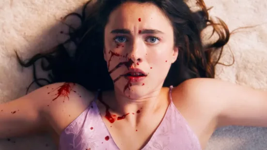 Margaret Qualley piheg a The Substance című filmben